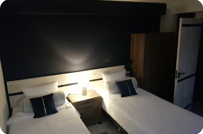 Slaapkamer met twee eenpersoonsbedden, avond
