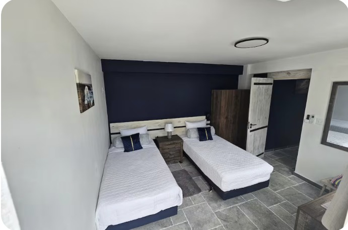 Slaapkamer opgemaakt met twee eenpersoonsbedden