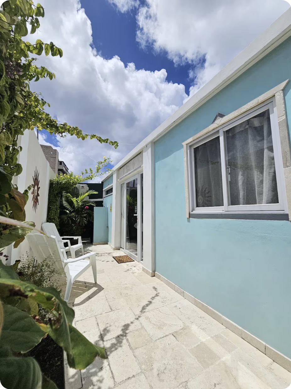 Het terras en de gevel van Cozy Corner in Oranjestad