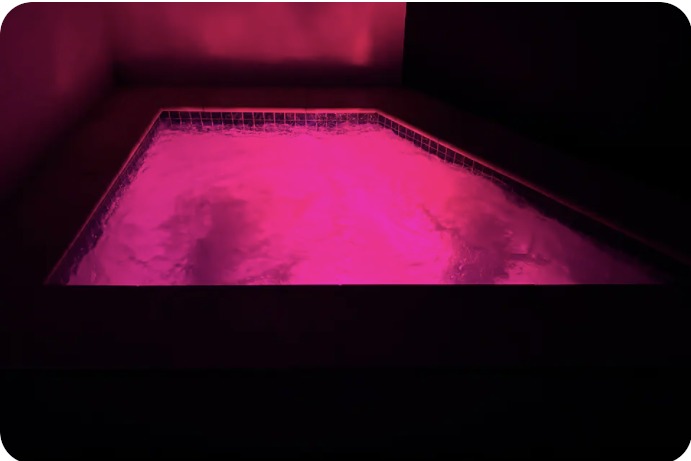 De jacuzzi 's avonds verlicht