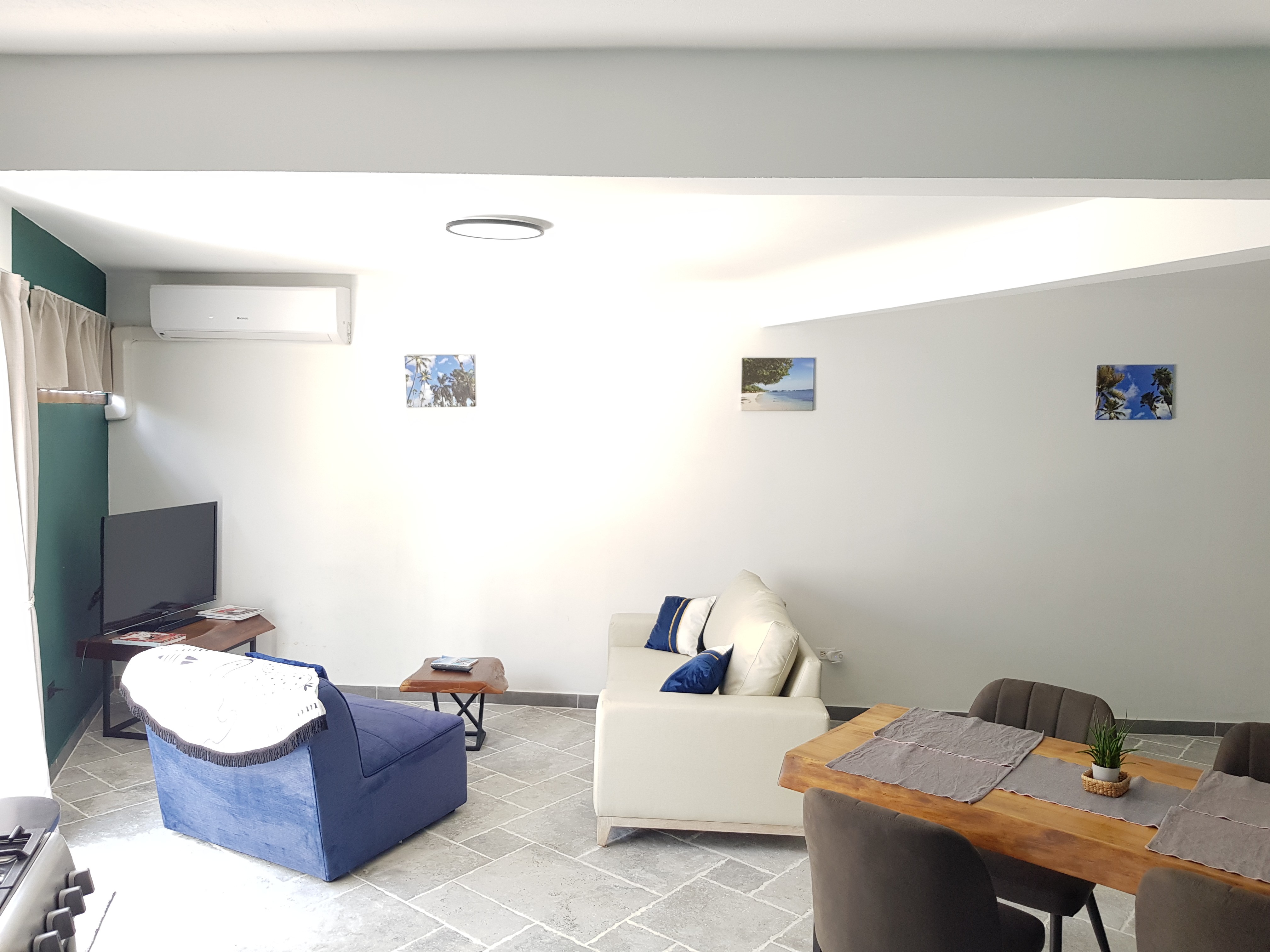 Zithoek met blauwe fauteuil en kunst aan de muur