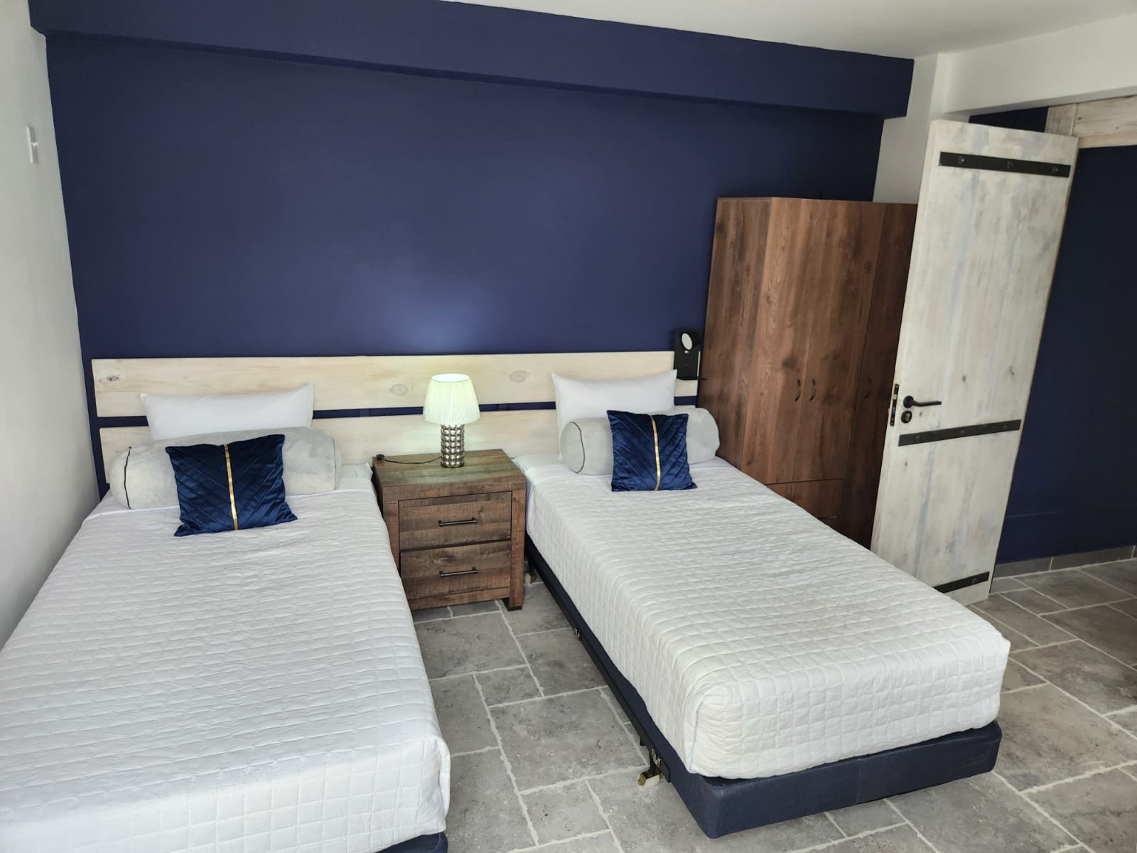 Slaapkamer met twee eenpersoonsbedden