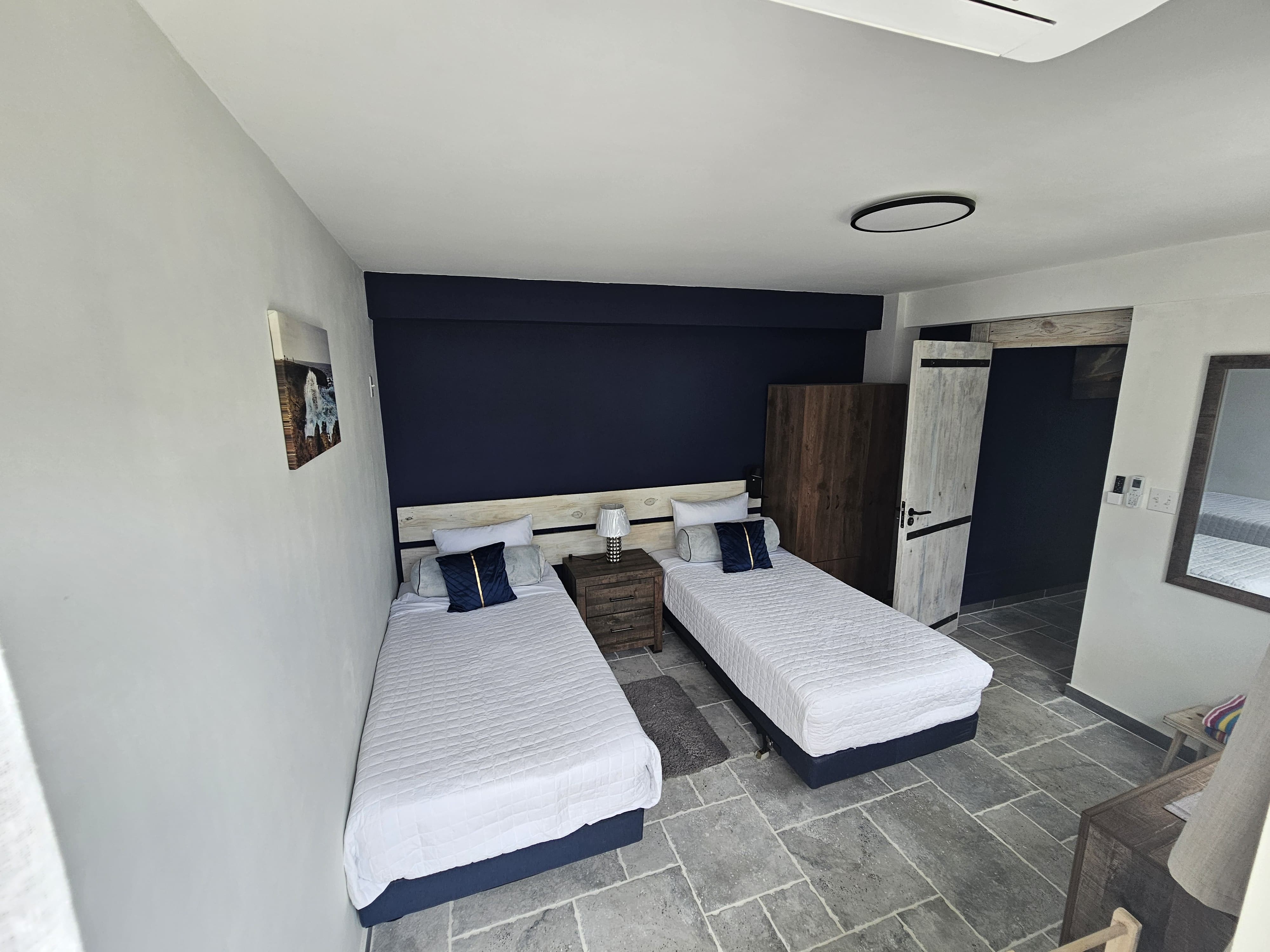 Slaapkamer met kledingkast en deur