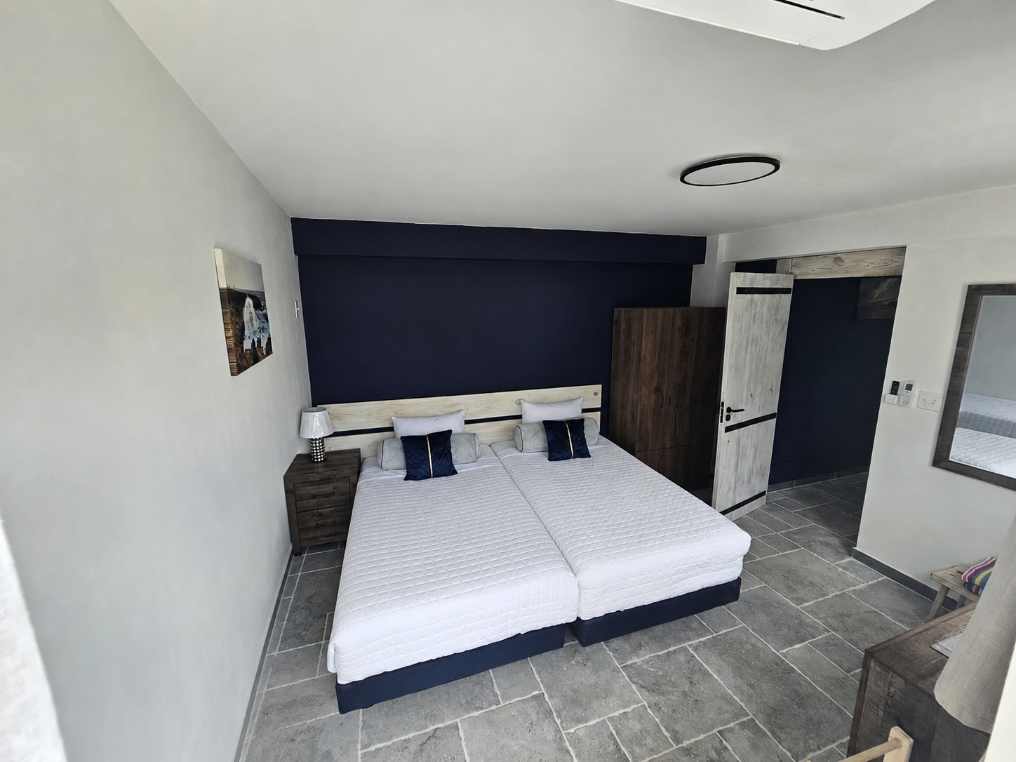 De twee bedden tegen elkaar geschoven als één kingsize bed