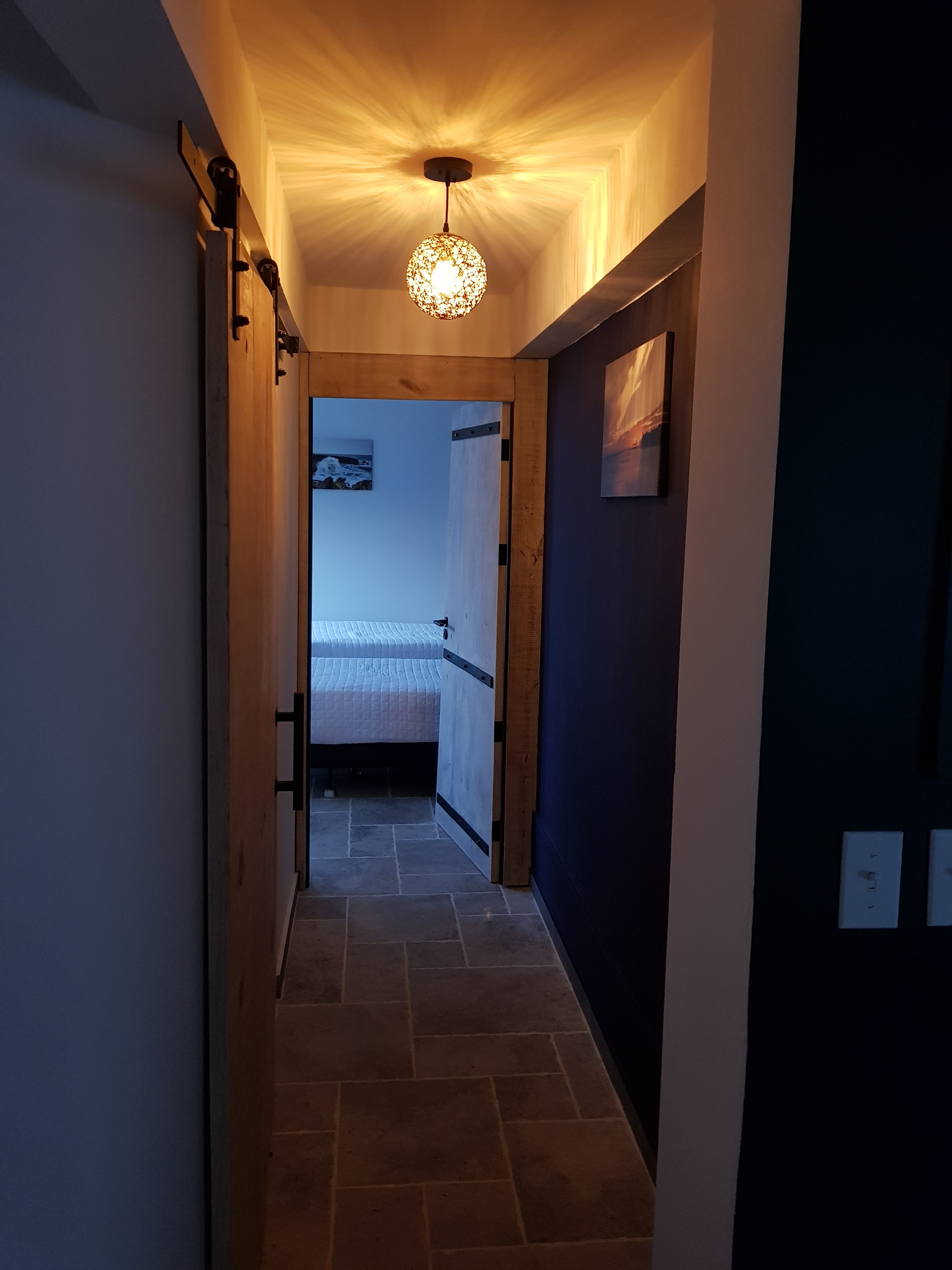 Gang met hanglamp, zicht op de slaapkamer