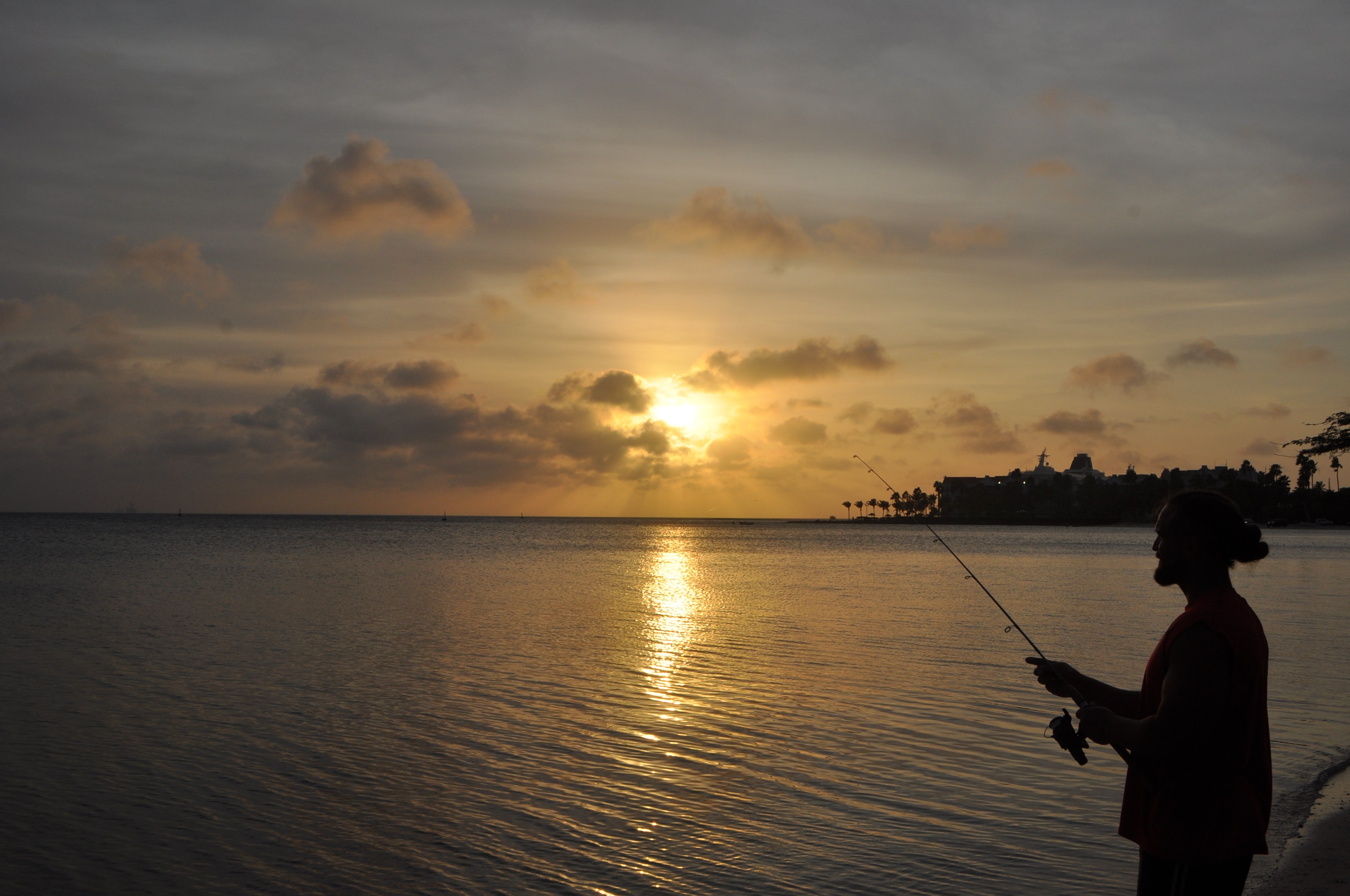 Vissen bij zonsondergang aan de kust van Oranjestad