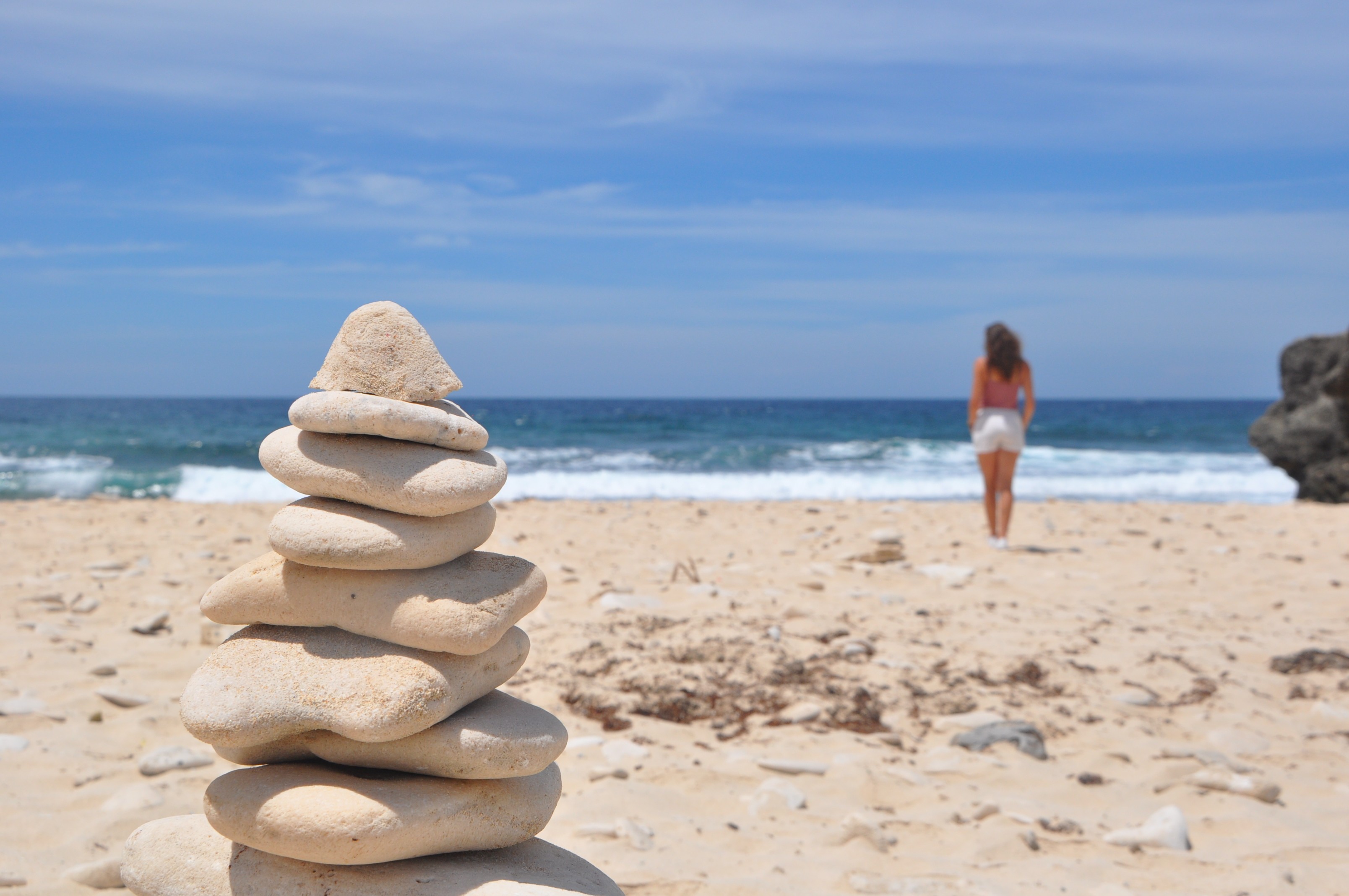 Gestapelde stenen op het strand