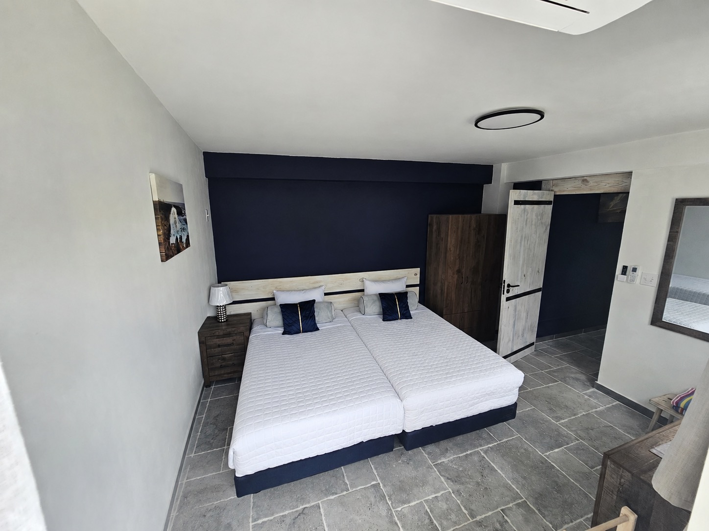 Slaapkamer met de twee bedden samengeschoven als kingsize bed
